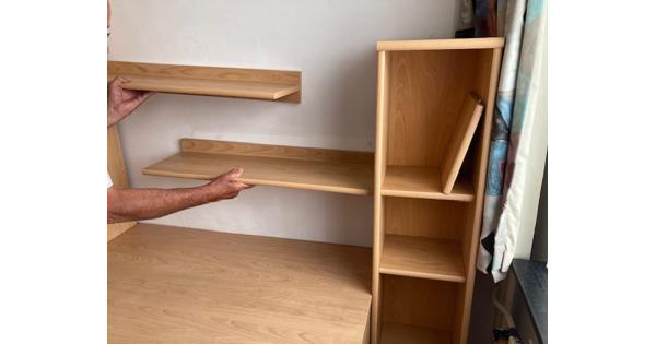 Buro met bijbehorende (losse) boekenkasten