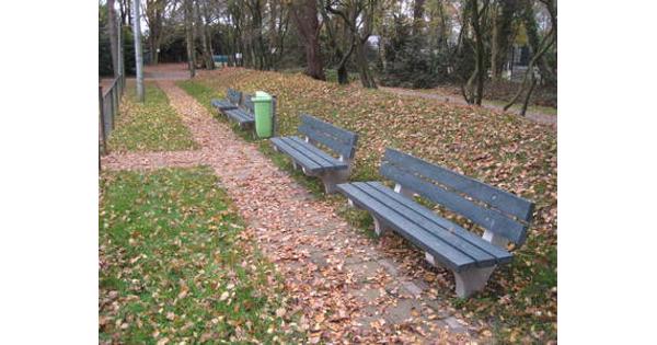 4 of 5 tuinbanken liefst beton met hout