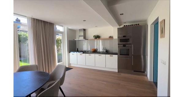 Witte rechte keuken met apparatuur in Breda