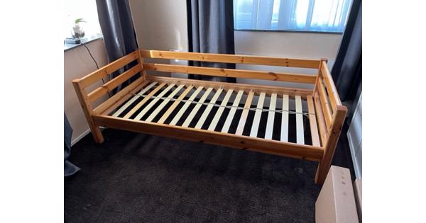 1 persoons houten bed