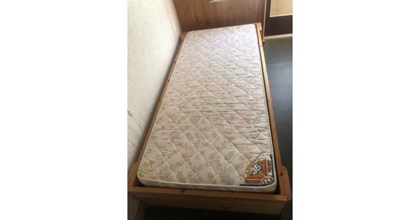 Houten bed, met verstelbare lattenbodem