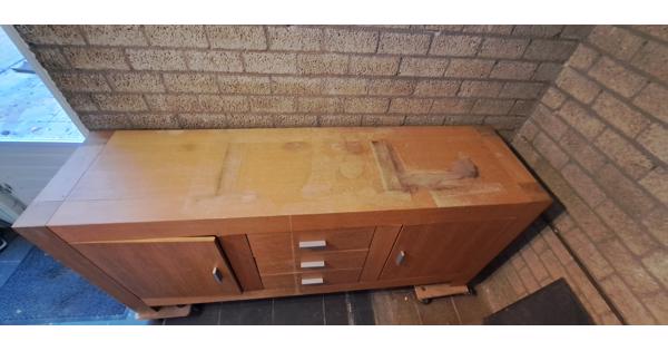 Gratis, dressoir met waterschade 