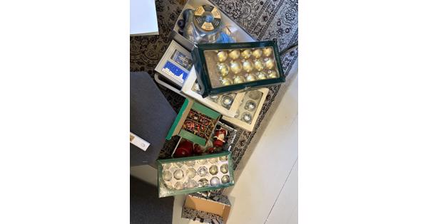 Kerstversiering We gaan verhuizen, kerstballen, en andere versiering voor in de boom en in huis