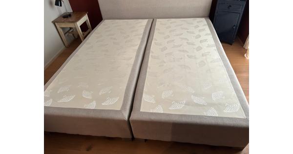 Tweepersoons boxspring met hoofdbord