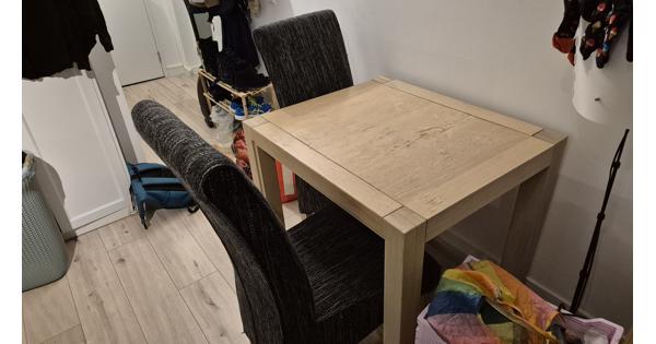 Tafel met stoelen