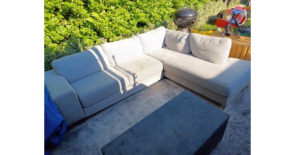 Hoekbank met wat vlekken