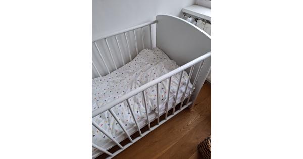 Wit kinderspijlenbedje 120cm