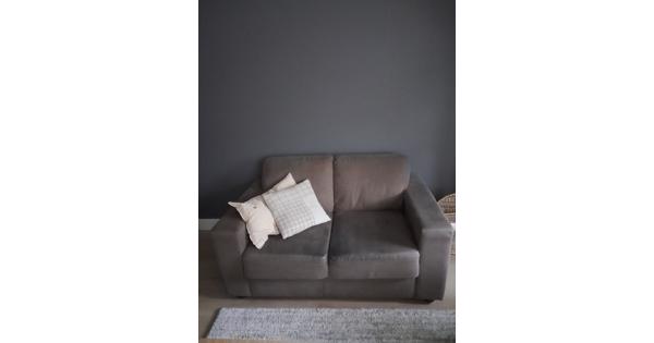 3 en 2 zits bank taupekleur gebruikt maar nog goed voor 2e ronde