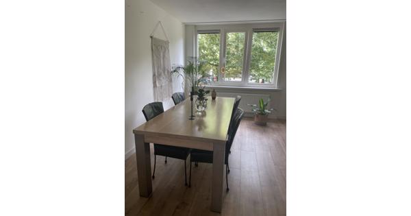 4 zwarte leren eettafelstoelen gratis af te halen in de Pijp Amsterdam