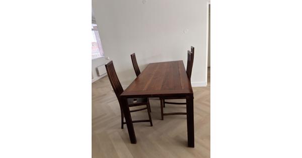 Mooie houten tafel met vier stoelen
