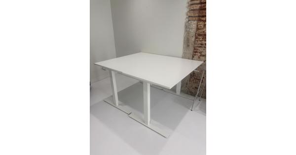 Twee verstelbare IKEA bureau's wit