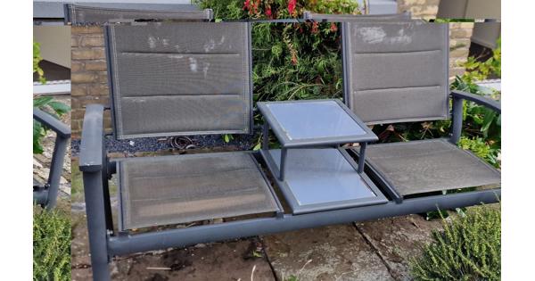 Tete a tete tuinbank met handig tafeltje in het midden