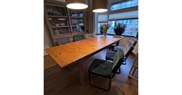 Eetthoek met grote Ikea tafel en 6 stoelen.