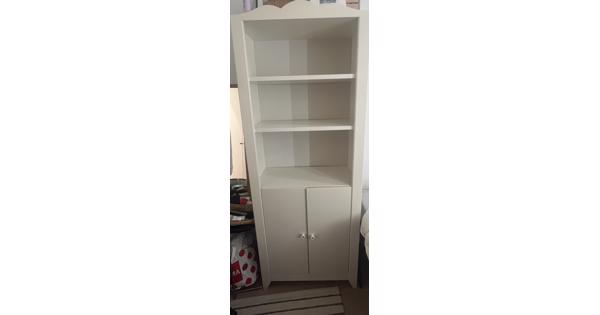 Een mooie witte kast van ongeveer twee meter hoog!