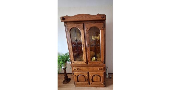 Mooie nette gave eikenkast.. Deze kast verdient een tweede huis!!