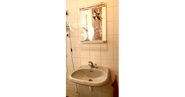 wastafel met kraan + spiegel