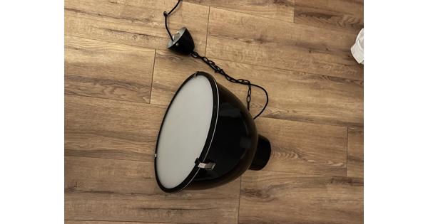 Zwarte lamp voor boven eettafel