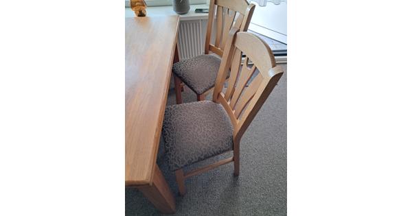 Gratis eettafel( opknapper) met 4 stoelen en salontafel zonder la.