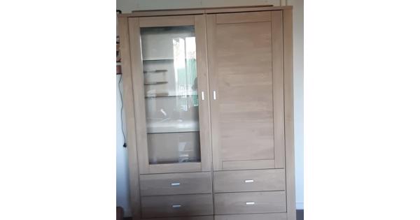 Buffetkast met lades en vitrinedeur