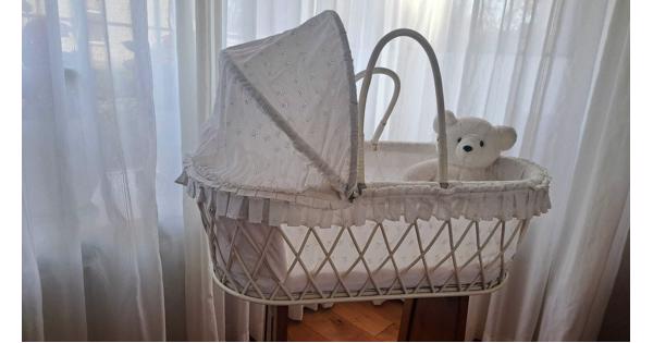 Baby wiegje met bijhorend eiken ledikantje 