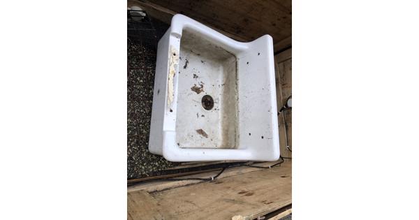 ouderwetse spoelbak wasbak