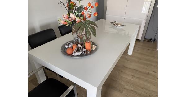 Eettafel, wit hoogglans.