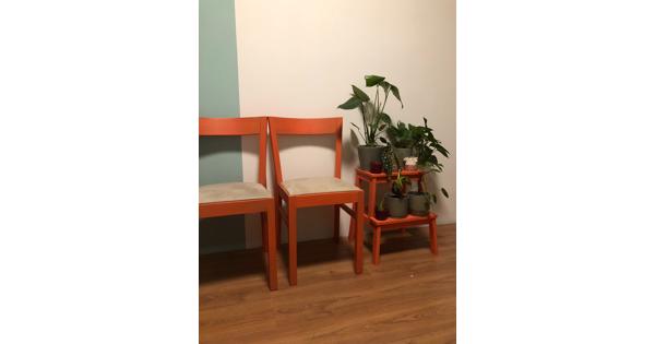 2 houten stoelen met uitneembaar zitdeel