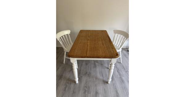 Mooie houten eettafel met twee stoelen