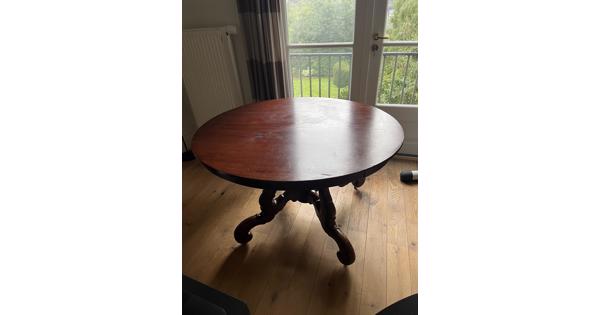 Antieke ovale tafel met mooie poot