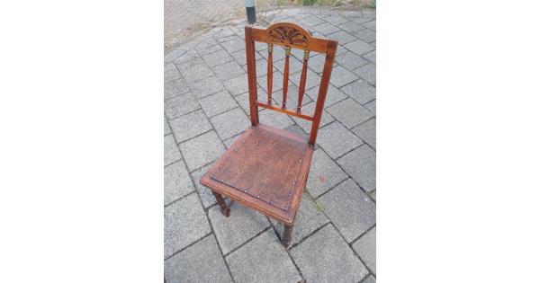 Antieke houten stoel