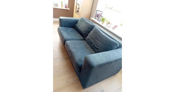 Donker blauwe bank