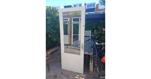 Ramen, deur en houten kozijnen met dubbel glas uit jaren 30 woning in Utrecht (2) extra foto's