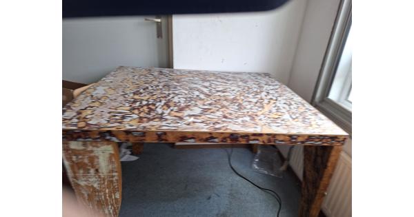 Zelfgemaakte tafel van hout