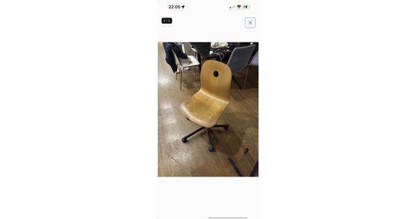 Houten stoel met wieltjes