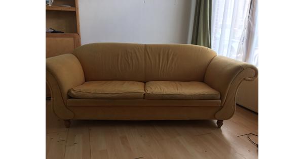 Gele sofa voor twee tot drie personen 