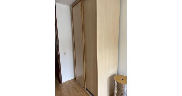 KLEDINGKAST MET SCHUIFDEUREN