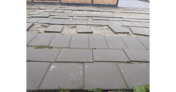 Rond de 100 beton tegels gratis af te halen. Minder mag ook. 