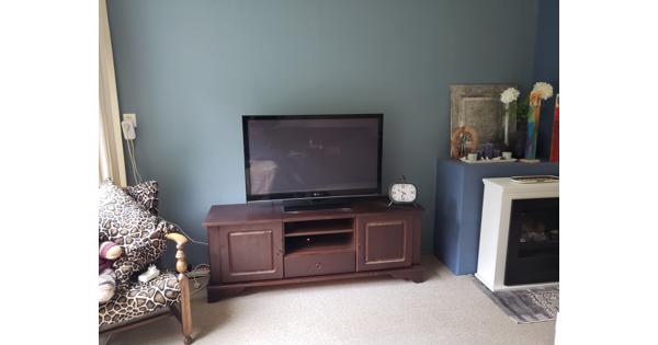 TV meubel bruin 150 (b)×40(d)×55(h)