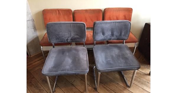 Vijf (3, 2) eetkamerstoelen met chromen buisframe