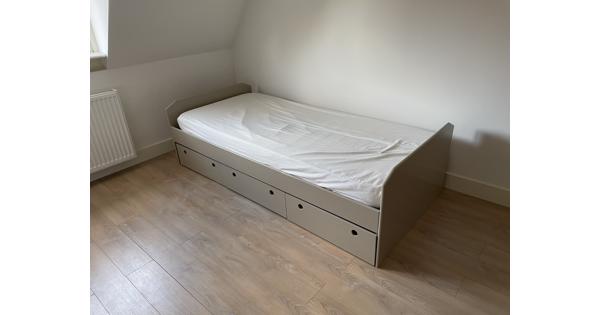 Stevig eenpersoons bed inclusief matras