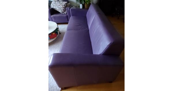 Lange donkerpaarse leren bank