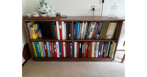 Houten lage boekenkast 1,55m breed