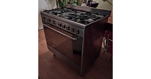 Gasfornuis met vijf pitten.