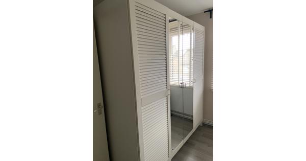 Witte kleding kast met spiegels
