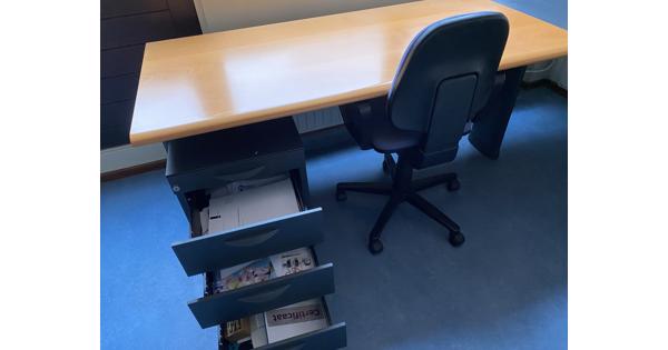 L vormig bureau met twee rol lades op wielen
