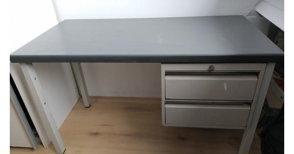 Stalen bureau