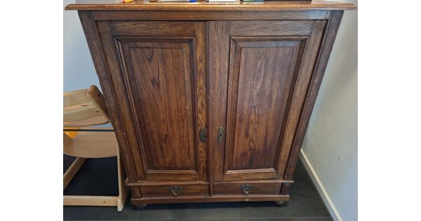 Oud houten kastje
