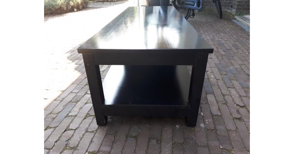 zwarte robuuste salontafel