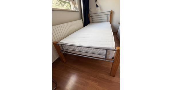 Eenpersoonsbed met matras
