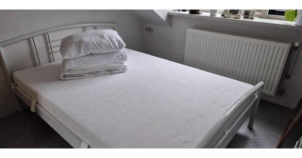 2 persoons bed  140x200 met matras